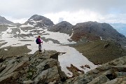 83 Discesa prima per cresta rocciosa poi su nevaio 